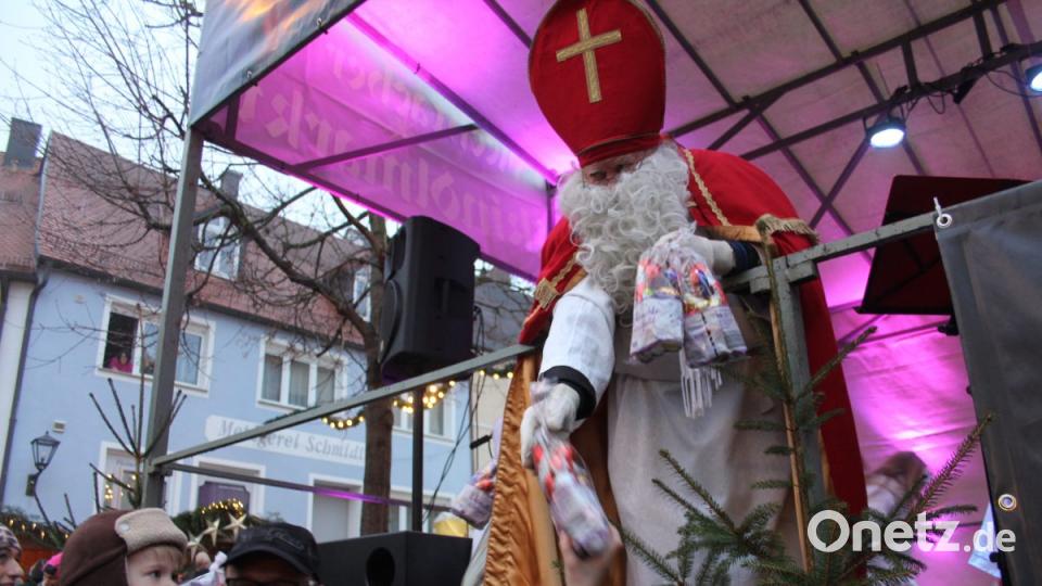 Viel geboten, zu sehen und zu hören, bekamen die Besucher des 40. Oberviechtacher Christkindlmarktes. Bild: frd
