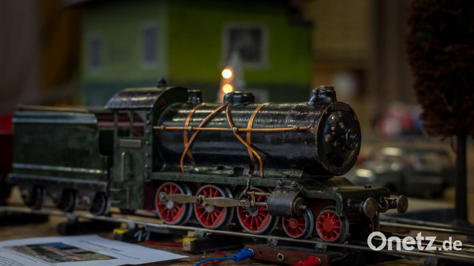 Die ältesten Ausstellungsstücke. die Dampflok einer selbstgebauten Modellbahn aus den 1930er Jahren. Auch die Gleise waren selbstgebaut. Bild: pml