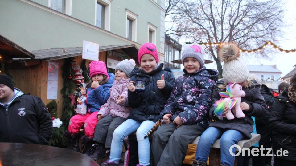 Viel geboten, zu sehen und zu hören, bekamen die Besucher des 40. Oberviechtacher Christkindlmarktes. Bild: frd