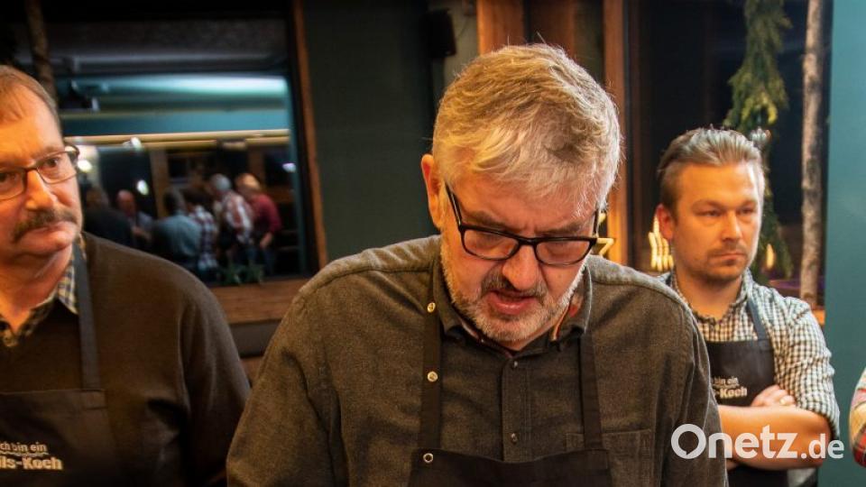 Insgesamt fünf Gänge bereiten die Kursteilnehmer an diesem Abend unter der Anleitung von Christian Bücherl selbst zu. Bild: chl