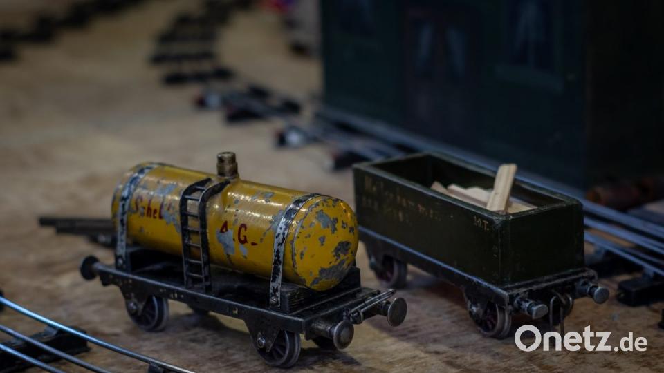 Die ältesten Ausstellungsstücke. Zwei Wagons einer selbstgebauten Modellbahn aus den 1930er Jahren. Bild: pml