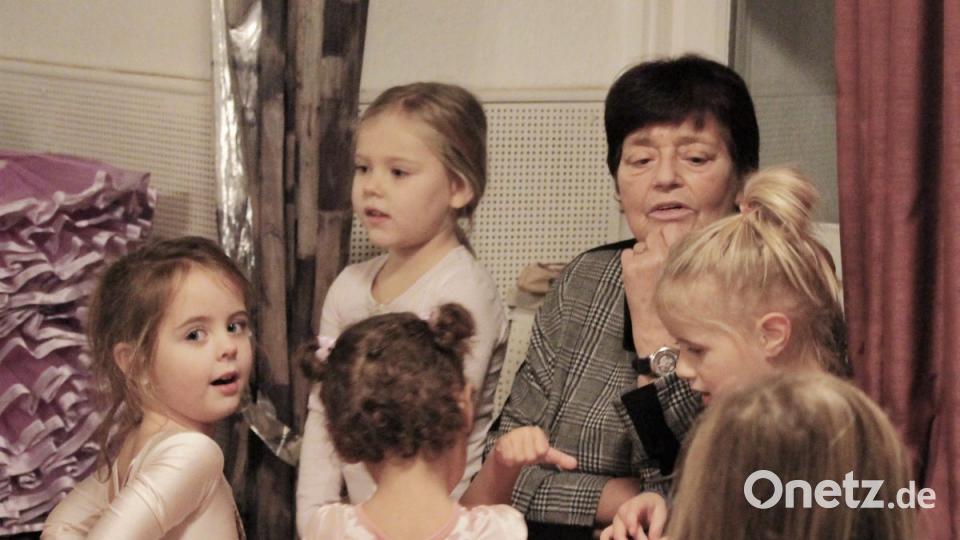 Besprechung mit den Kleinsten vor der Generalprobe im Stadttheater. Renate Winter nimmt ihnen die Angst und begeistert ihre Schützlinge. Bild: Dagmar Williamson