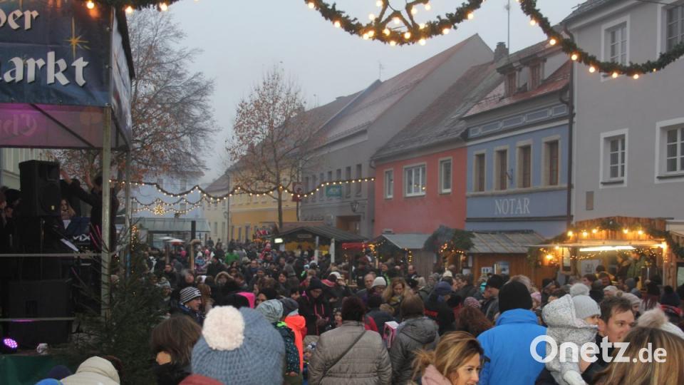 Viel geboten, zu sehen und zu hören, bekamen die Besucher des 40. Oberviechtacher Christkindlmarktes. Bild: frd