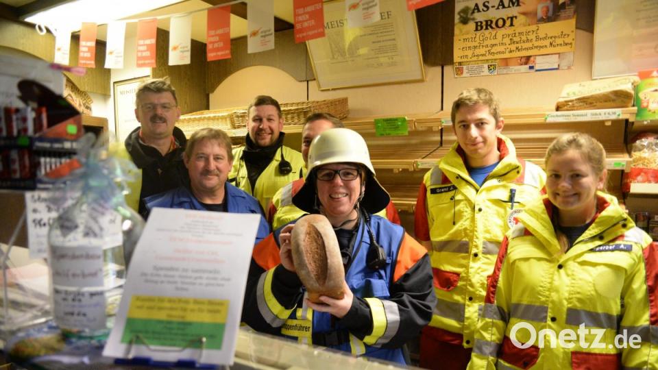 Bäckerei Wenkmann Inhaberin Ruth Herbst (Mitte) startet zum 70-jährigen Firmenjubiläum eine Spendenaktion für die Feuerwehr Hohenkemnath und die Helfer vor Ort Ursensollen. Für jedes verkaufte Roggo Roggenbrot spendet die Bäckerei 50 Cent, darüber hinaus können Spenden in die Spendenflasche in der Bäckerei geworfen werden. Zusammen mit den Hohenkemnather Feuerwehrlern und den Helfern vor Ort wurde die Aktion mit einer gemeinsamen Übung gestartet. Bild: brü