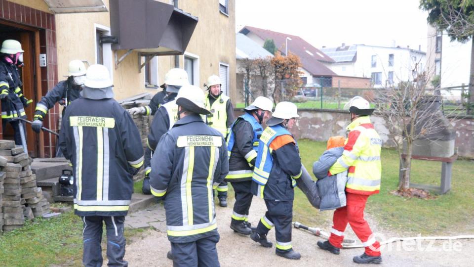 In den Räumen der Bäckerei Wenkmann übten die Feuerwehr Hohenkemnath und die Helfer vor Ort Ursensollen. Die Übungsalarmierung lautete Mehlstaubexplosion. Bild: brü