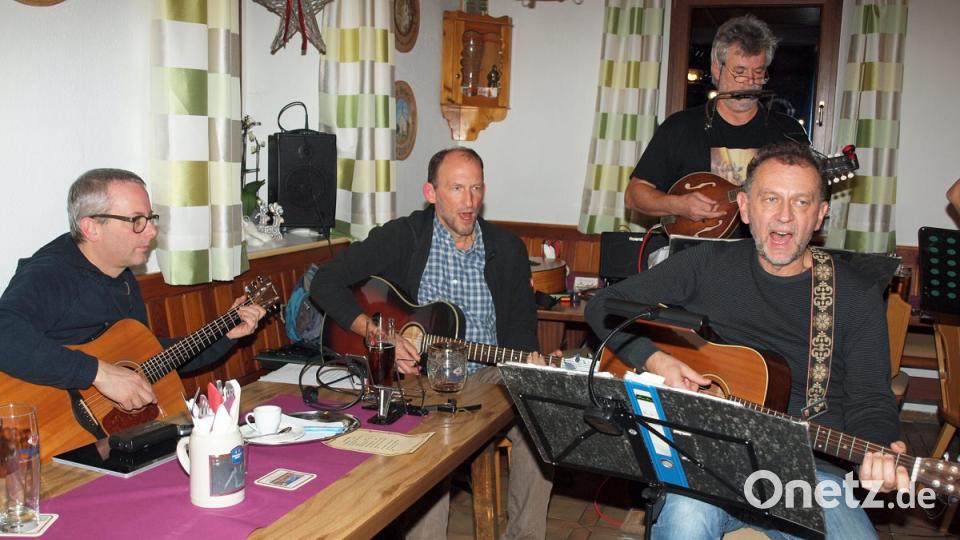 Die Bands 12strings, Folk & Quer und Dreamseller musizieren zusammen: (von links) Manuel Dams, Wolfgang Beier, Gerald Herbst und (stehend) Norbert Sellmeier. Bild: sön