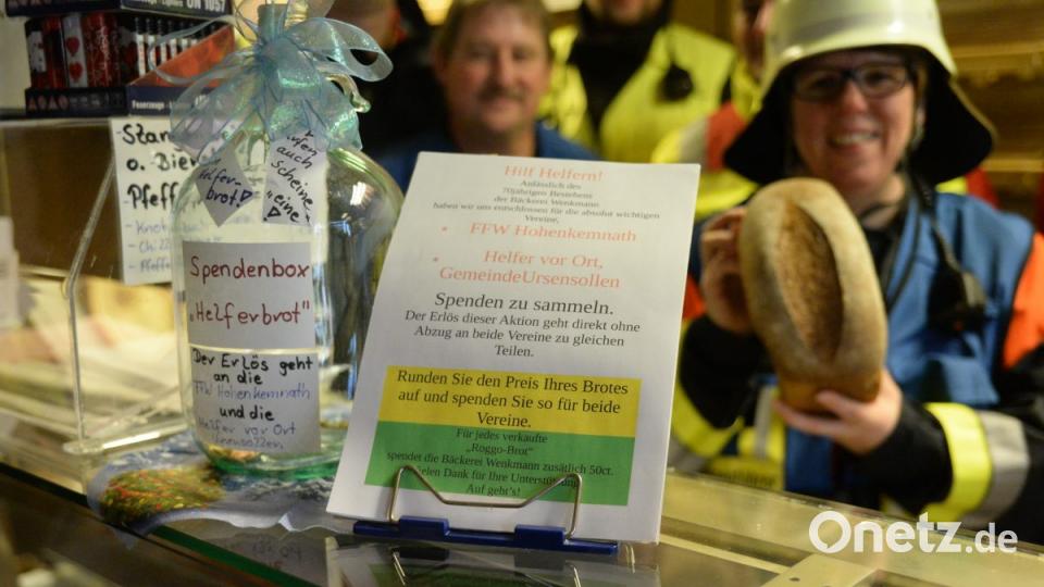 Bäckerei Wenkmann Inhaberin Ruth Herbst (Mitte) startet zum 70-jährigen Firmenjubiläum eine Spendenaktion für die Feuerwehr Hohenkemnath und die Helfer vor Ort Ursensollen. Für jedes verkaufte Roggo Roggenbrot spendet die Bäckerei 50 Cent, darüber hinaus können Spenden in die Spendenflasche in der Bäckerei geworfen werden. Zusammen mit den Hohenkemnather Feuerwehrlern und den Helfern vor Ort wurde die Aktion mit einer gemeinsamen Übung gestartet. Bild: brü