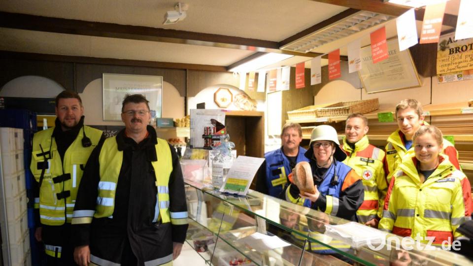 Bäckerei Wenkmann Inhaberin Ruth Herbst (Mitte) startet zum 70-jährigen Firmenjubiläum eine Spendenaktion für die Feuerwehr Hohenkemnath und die Helfer vor Ort Ursensollen. Für jedes verkaufte Roggo Roggenbrot spendet die Bäckerei 50 Cent, darüber hinaus können Spenden in die Spendenflasche in der Bäckerei geworfen werden. Zusammen mit den Hohenkemnather Feuerwehrlern und den Helfern vor Ort wurde die Aktion mit einer gemeinsamen Übung gestartet. Bild: brü