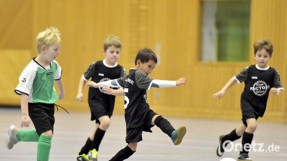 Szene aus dem Spiel der G-Junioren: SC Germania Amberg (schwarze Trikots) gegen Kohlberg/Röthenbach (grüne Trikots)


Bild: Ziegler Bild: Ziegler