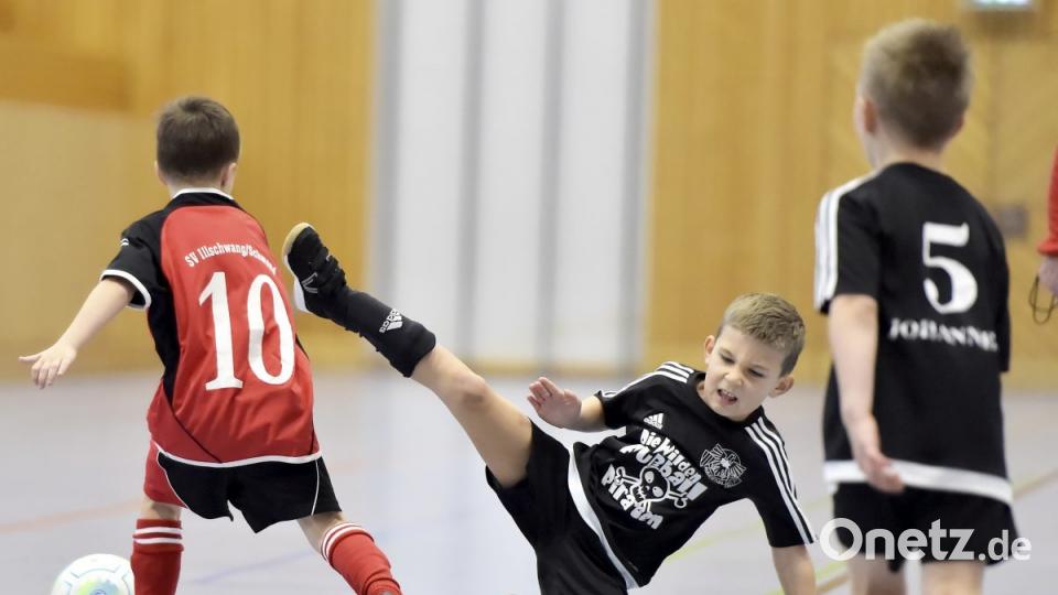 Szene aus dem Spiel der G-Junioren: DJK Ammerthal (schwarze Trikots) - den SV Illschwang/Schwend (rote Trikots)


Bild: Ziegler Bild: Ziegler