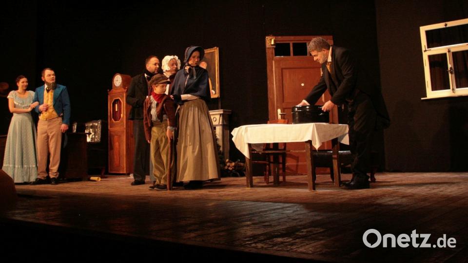 Ebenezer Scrooge (Harald Eichner) spendiert einen Weihnachtsbraten und alle sind von der ungewöhnlichen Geste überrascht. Bild: wro