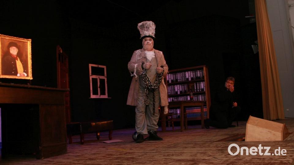 Eines Tages erscheint Jacob Marley (Thomas Meyer), der im Totenreich beschlossen hat, Ebenezer Scrooge auf den rechten Weg zu bringen. Bild: wro