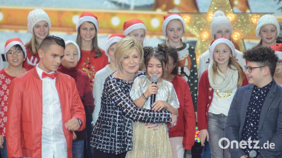 Carmen Nebel mit den Finalisten von "The Voice Kids" Bild: Kunz