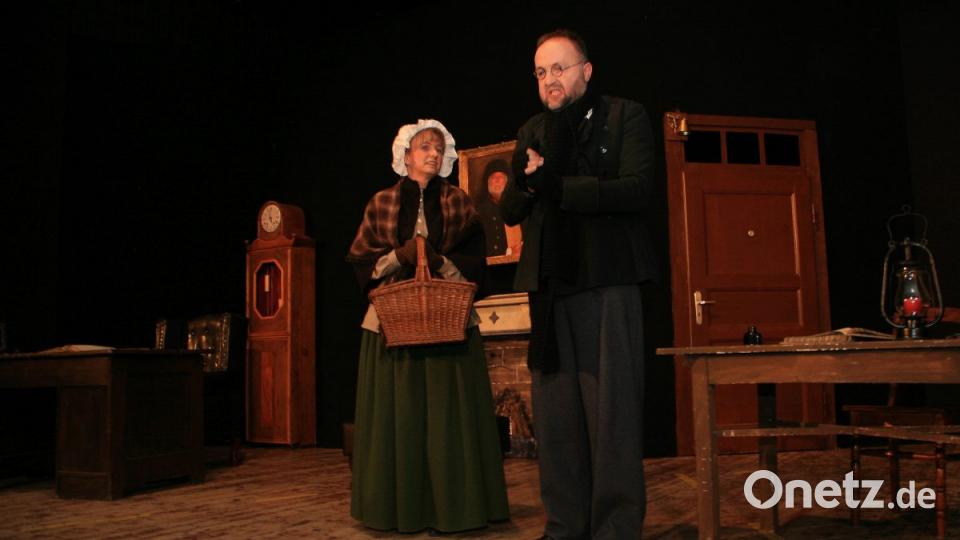 Die Kälte in Scrooges Herzen beklagen Bob Cratchit (Heinz Wölfel) und Caroline Wilkins (Martina Nachbar) an Weihnachten umso mehr. Bild: wro
