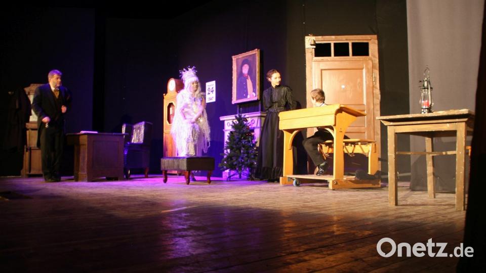 Amateurtheater Marktredwitz-Dörflas: &quot;Fröhliche Weihnachten, Mr. Scrooge&quot;. Bild: wro
