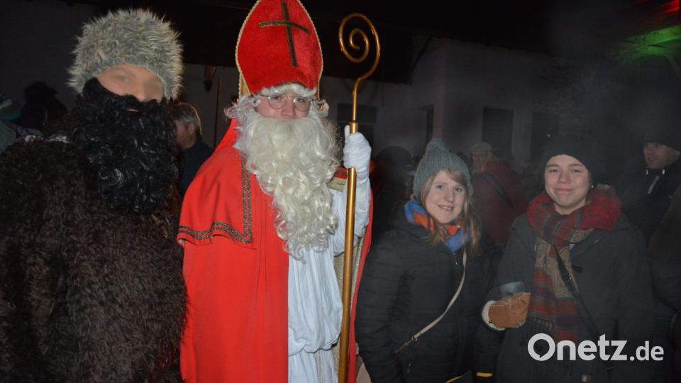 Der Nikolaus und der Krampus mit zwei jungen Besuchern. Bild: jr