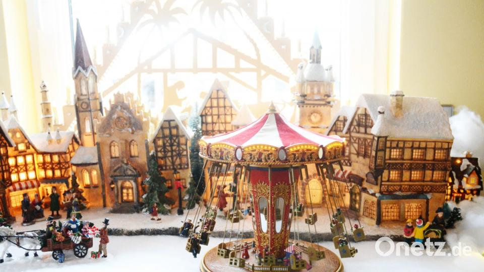 Mit der beleuchteten Häuserfassade fing vor 25 Jahren die Sammelleidenschaft für Weihnachtsdeko an. Mittlerweile bilden die Häuser die Kulisse für den Christkindlesmarkt. Bild: Gabi Schönberger