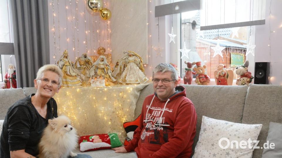 Die goldenen Figuren haben Iva und Bernhard Harrer in Bibione gekauft Bild: Gabi Schönberger