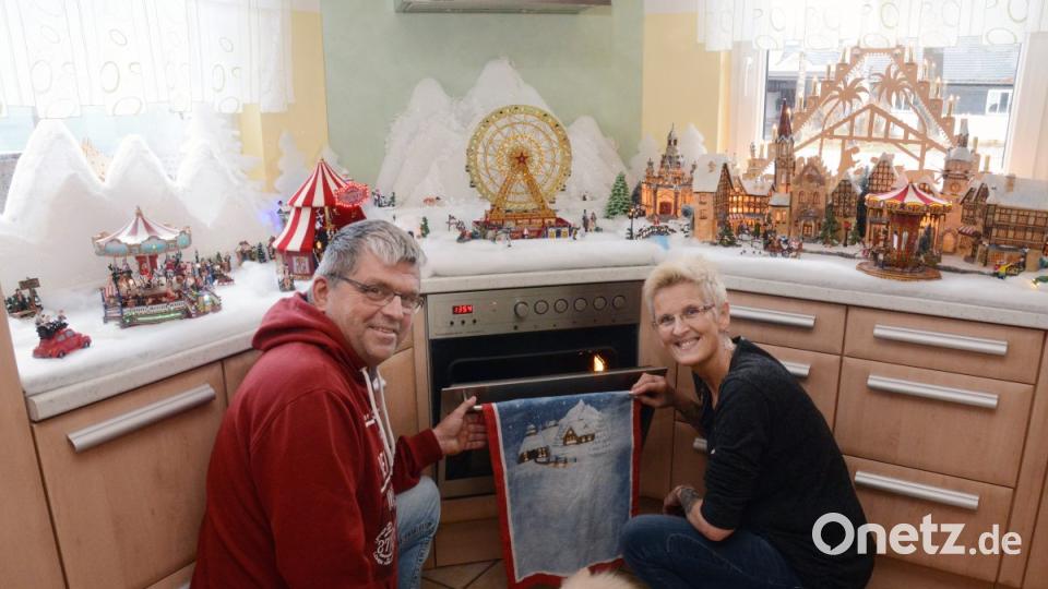 Auf Spüle und Herd erstreckt sich Ivas Christkindlmarkt. Bild: Gabi Schönberger