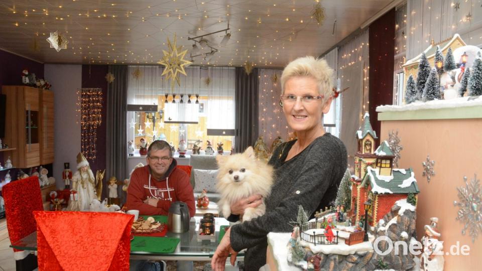 Küche, Wohnzimmer, Esstisch und Sofa präsentieren sich ebenso wie der Garten von Iva und Bernhard Harrer als Weihnachtswunderland. Bild: Gabi Schönberger