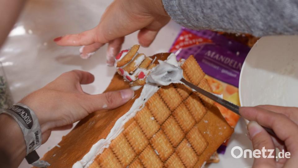 Weniger einfach als gedacht: Lebkuchenhaus backen Bild: gld
