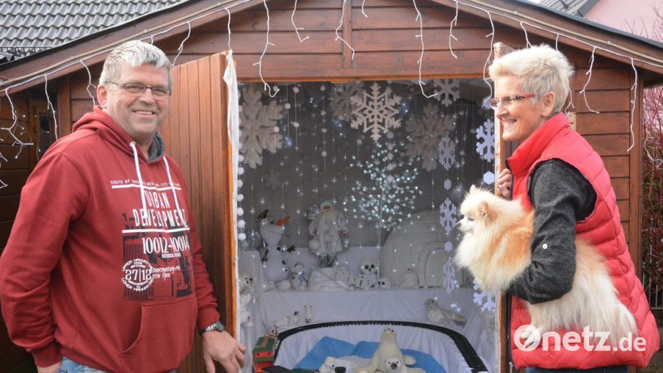 Im Gartenhaus der Harrers dreht eine Disney-Eisenbahn bei Schneefall ihr Runden im Eisbärenland. Bild: Gabi Schönberger