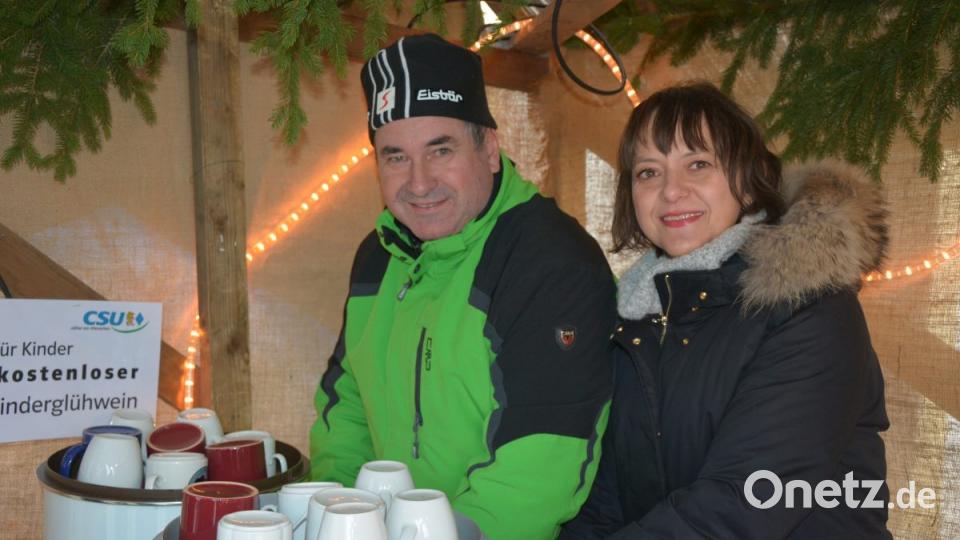 Heißen Glühwein gibt es bei der CSU. Bild: jr
