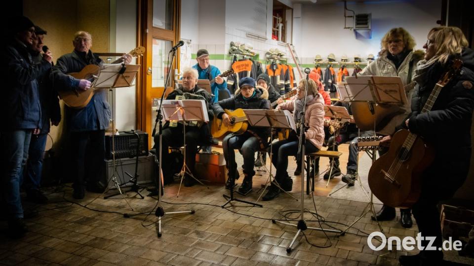 Die Gitarrengruppe Poppenricht muss zum Schutz ihrer Instrumente unter das Dach ausweichen Bild: chl