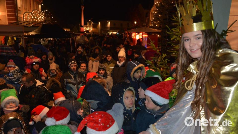 Das Christkind (Lara Zeitler) verteilt goldene Taler an die Kinder und freut sich mit den Mädchen und Jungen. Bild: jr