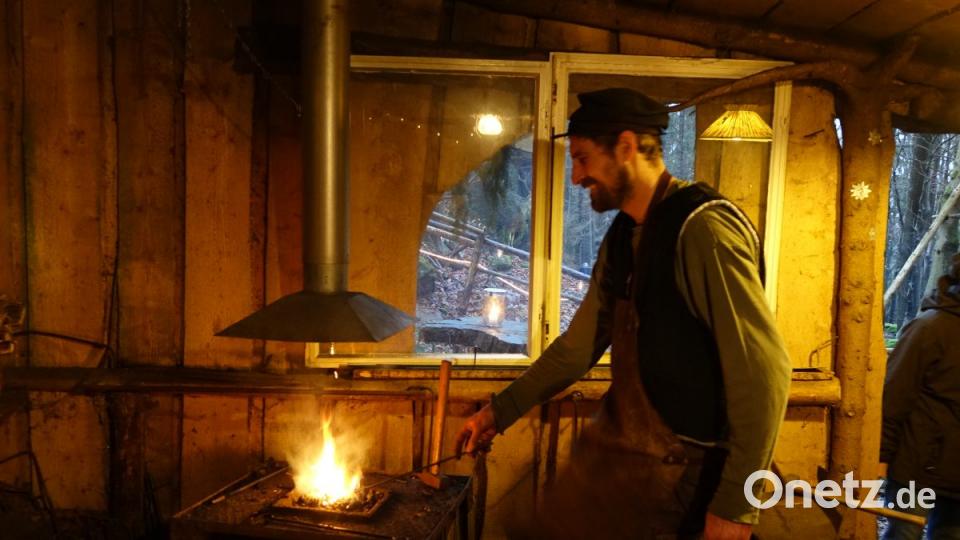 Der Schmied war am offenen Feuer mit dem Eisen beschäftigt. Bild: mmj