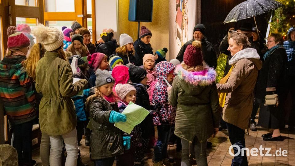 Die Michaelspatzen aus Poppenricht erfreuen die Zuhörer mit weihnachtlichen Weisen Bild: chl