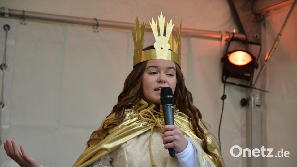 Das Christkind eröffnet den Mitterteicher Weihnachtsmarkt. Bild: jr