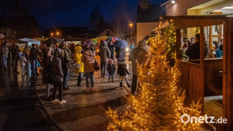 Trotz starken Regens finden zahlreiche Besucher den Weg zum Dorfadvent nach Traßlberg Bild: chl