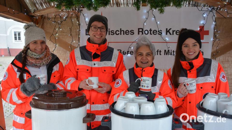 Mit heißen Getränken wärmt das Rote Kreuz. Bild: jr
