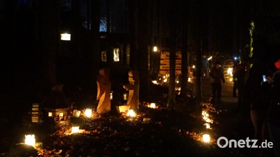 Über tausend Kerzen säumten den Rundweg bei &quot;Advent im Wald.&quot;. Bild: mmj