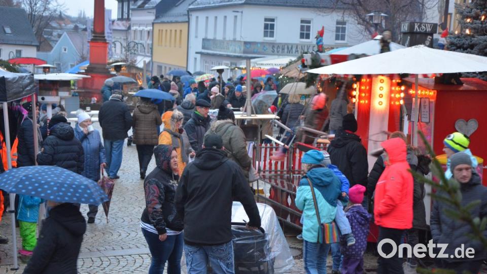 Miserables Wetter und Dauerregen beim Mitterteicher Weihnachtsmarkt. Bild: jr