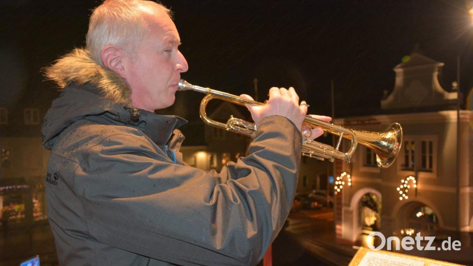 Oliver Lipfert bei seinem Trompetensolo auf dem Balkon des Rathauses. Bild: jr
