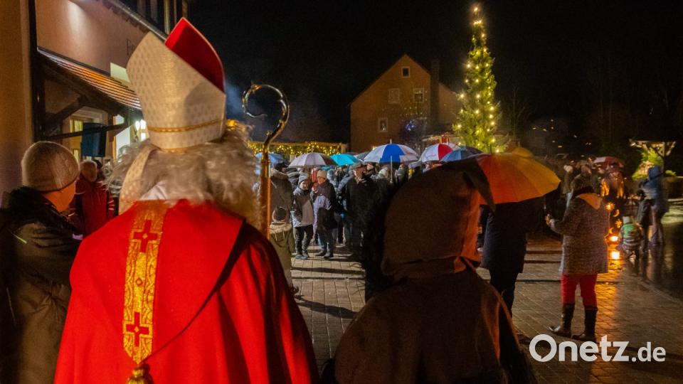 Der Nikolaus und sein Knecht machen sich auf den Weg die Kinder zu beschenken Bild: chl