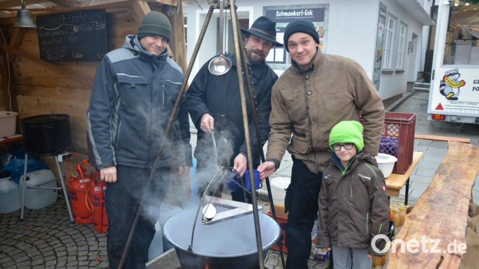 Feuerzangenbowle frisch am offenen Feuer zubereitet. Bild: jr