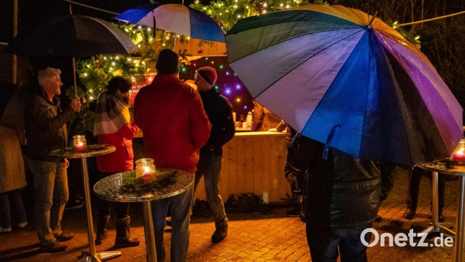 Trotz starken Regens finden zahlreiche Besucher den Weg zum Dorfadvent nach Traßlberg Bild: chl