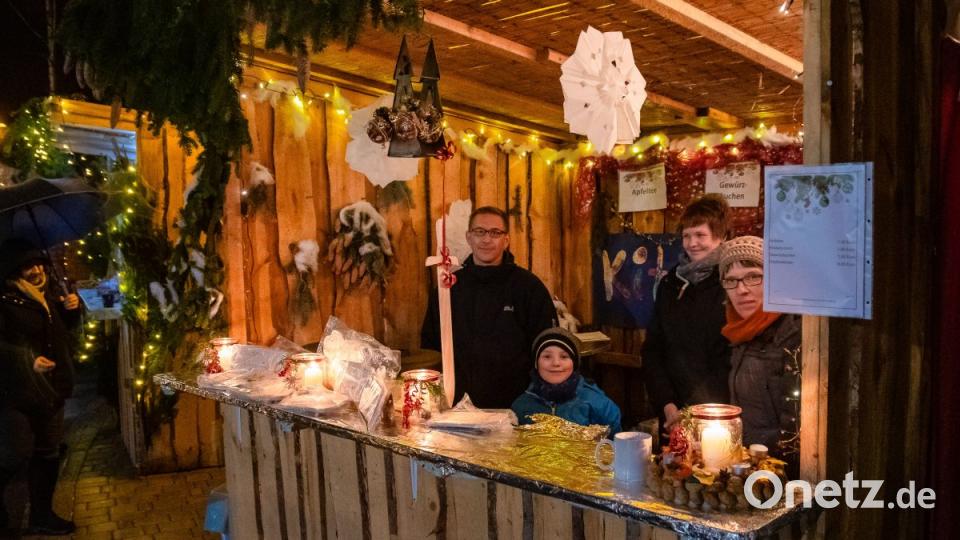 An den Ständen gibt es nicht nur Glühwein und Punsch, auch weihnachtliche Basteleien der örtlichen Vereine werden angeboten Bild: chl