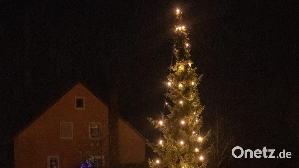 Trotz starken Regens finden zahlreiche Besucher den Weg zum Dorfadvent nach Traßlberg Bild: chl