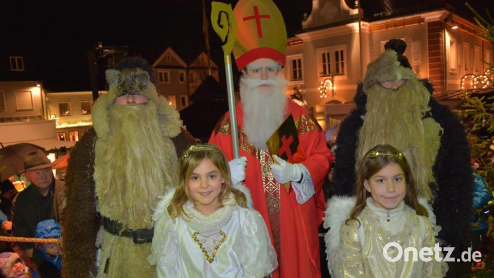 St. Nikolaus wird von zwei Knechten und zwei Engeln begleitet. Bild: jr