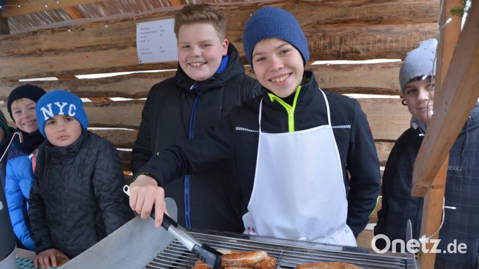 Geschick am Grill zeigen die Ministranten. Bild: jr