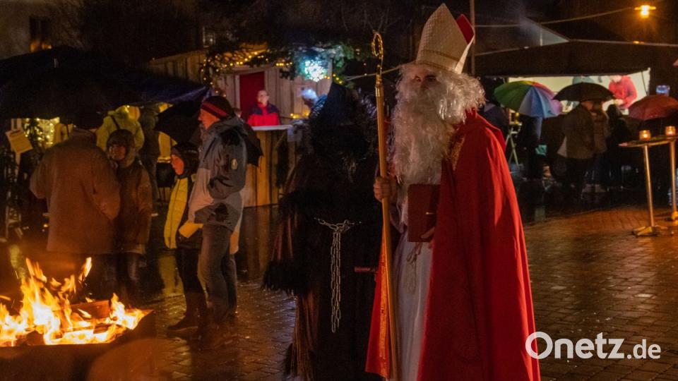 Der Nikolaus betrachtet aus der Distanz das Geschehen am Dorfplatz Bild: chl