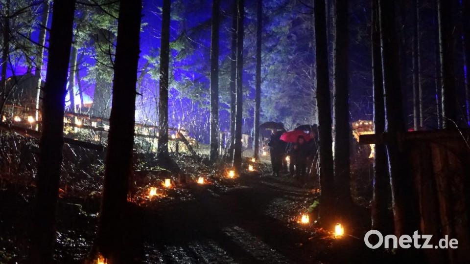 Brennende Kerzen säumten die Wege rund um das Bergweberhaus. Bild: mmj