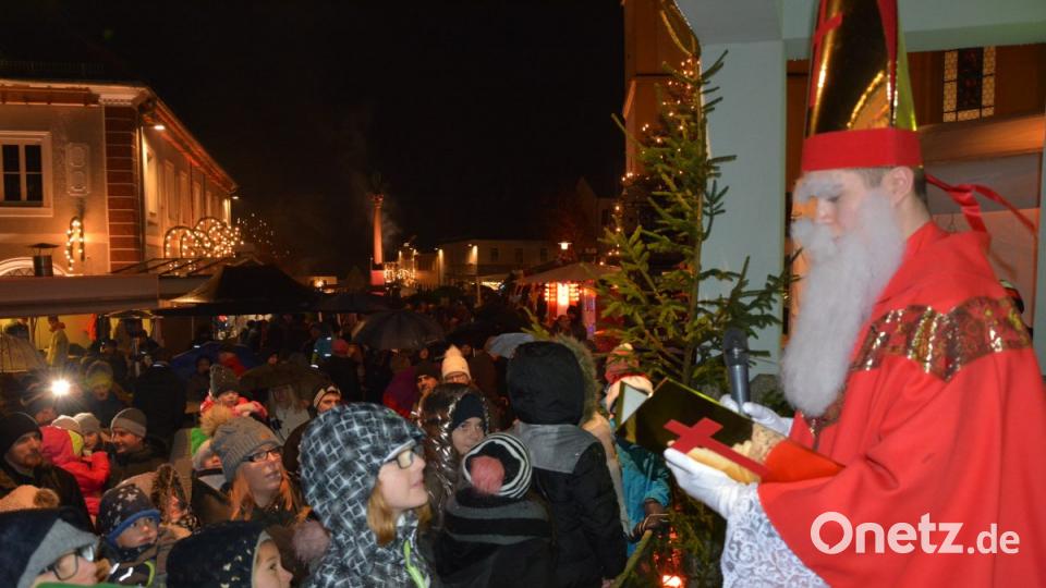 St. Nikolaus spricht zu den Menschen. Bild: jr