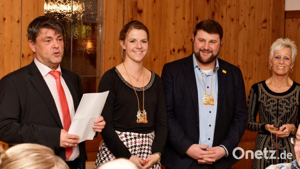 Das Prinzenpaar Maria I. und Daniel I. mit Oberhofmarschallin Iska Rausch von Traubenberg (rechts) und Narrhalla-Präsident Jürgen Mühl (links). Bild: zig