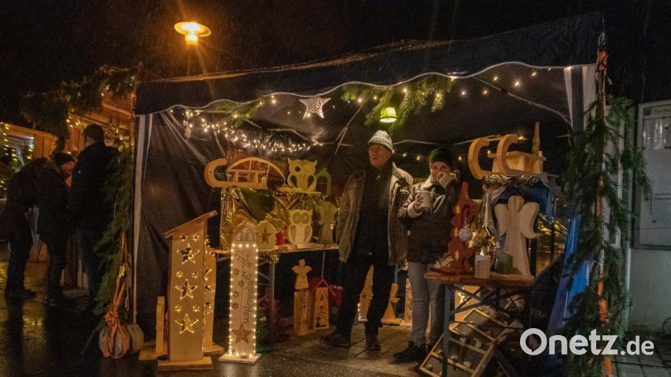 Trotz starken Regens finden zahlreiche Besucher den Weg zum Dorfadvent nach Traßlberg Bild: chl