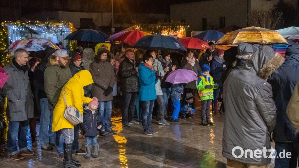 Trotz starken Regens finden zahlreiche Besucher den Weg zum Dorfadvent nach Traßlberg Bild: chl